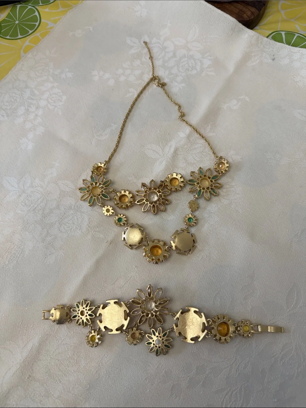 N/A elegant gold