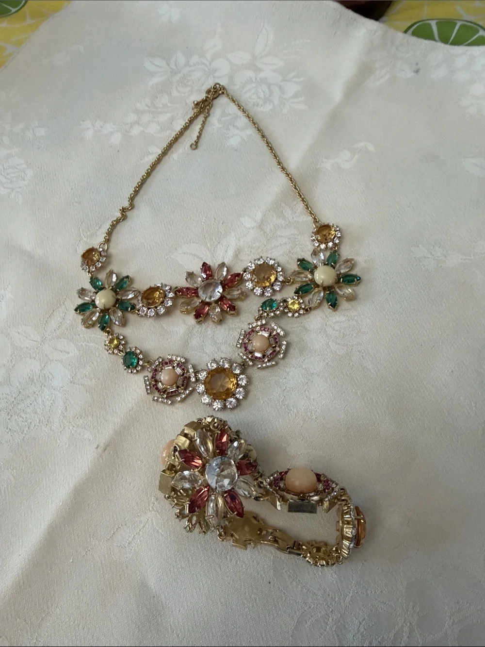 N/A elegant gold