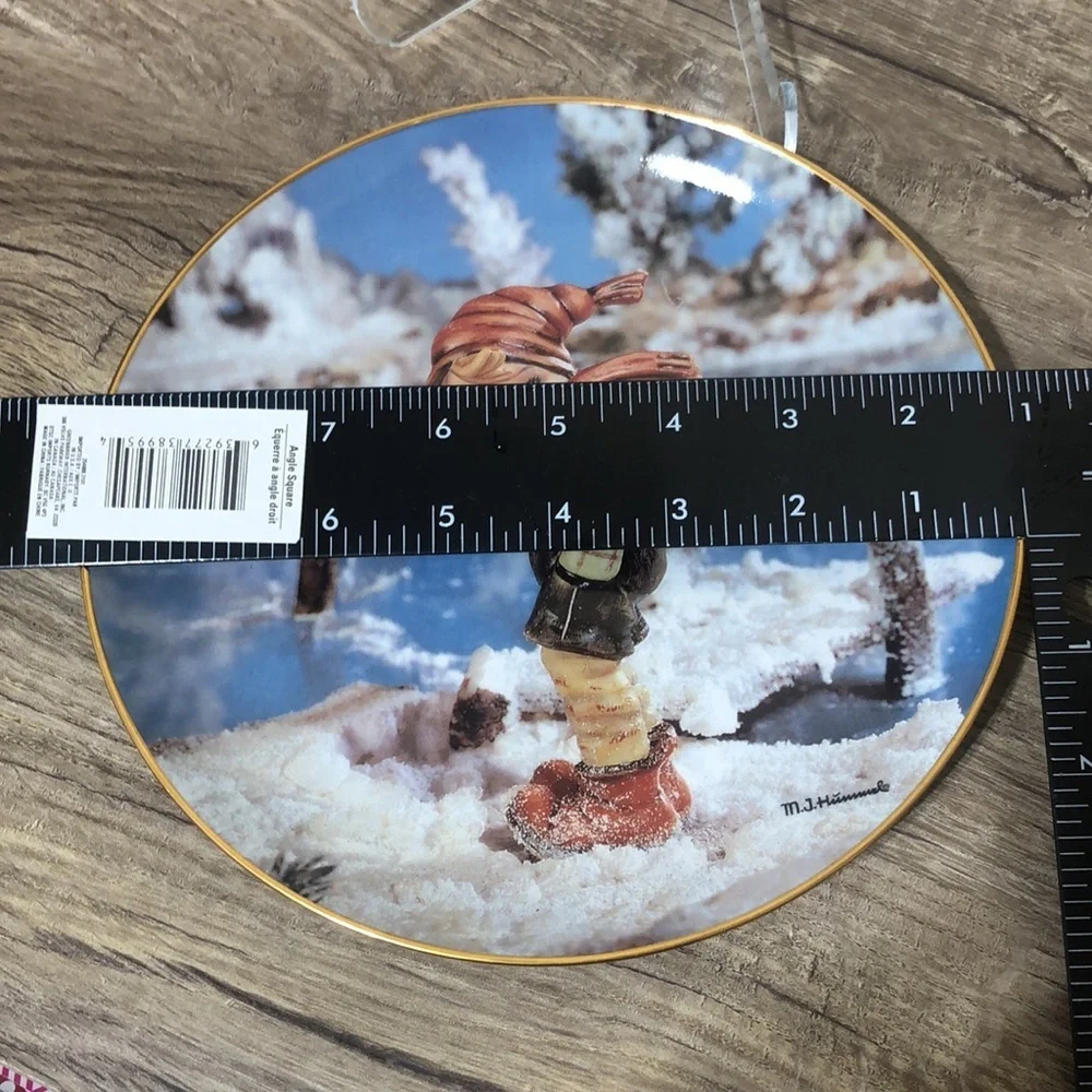 M.I Hummel January first years snow plate
