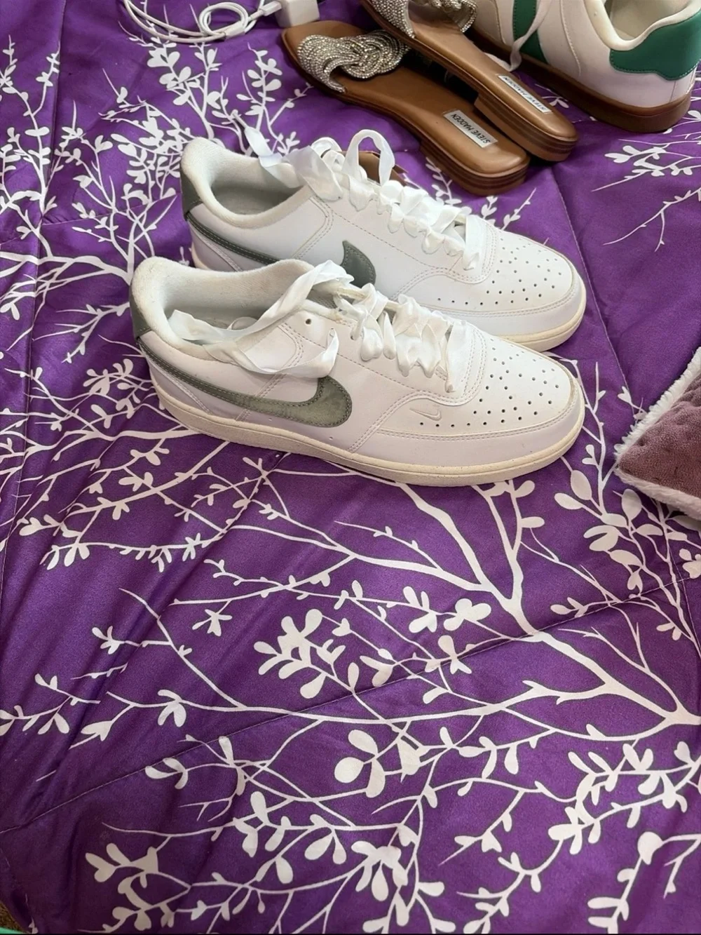 Nike White Sneakers with Green Swoosh brand new never worn outside 9 make offer!