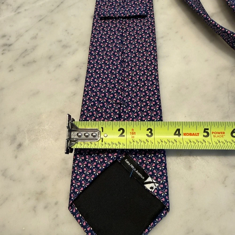 Saks Fifth Avenue measurements width