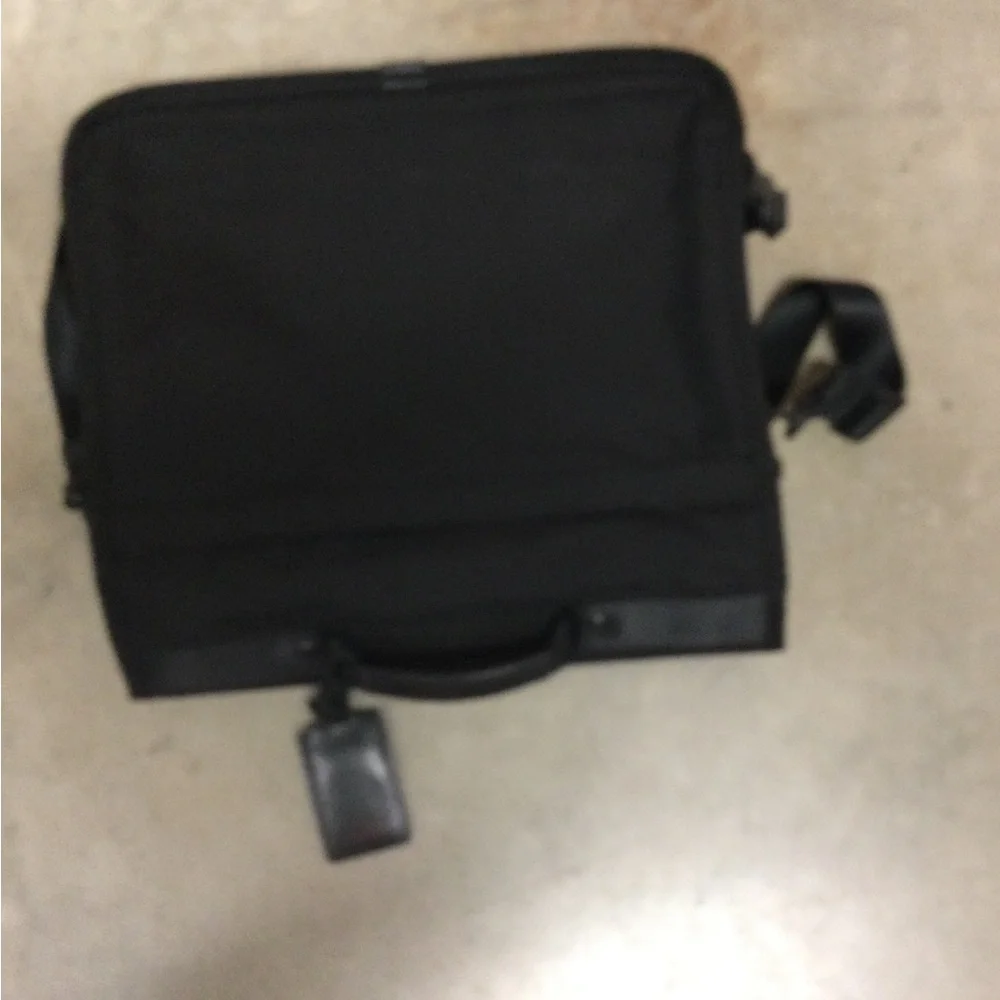 Tumi adjustable shoulder clean