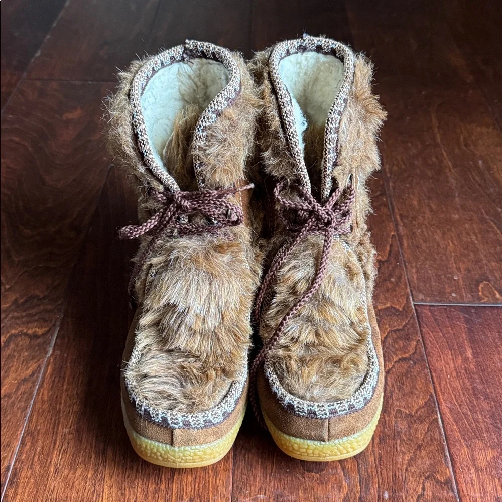 Vintage Women’s Faux Fur Wedge Suede Boots, Size 8, color Brown.