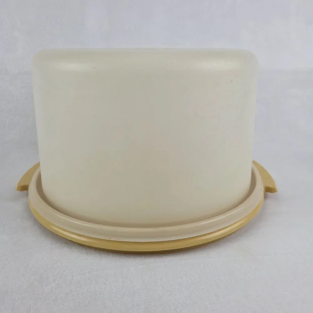 Tupperware durable cake