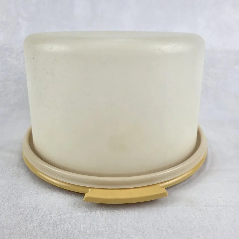 Tupperware durable cake