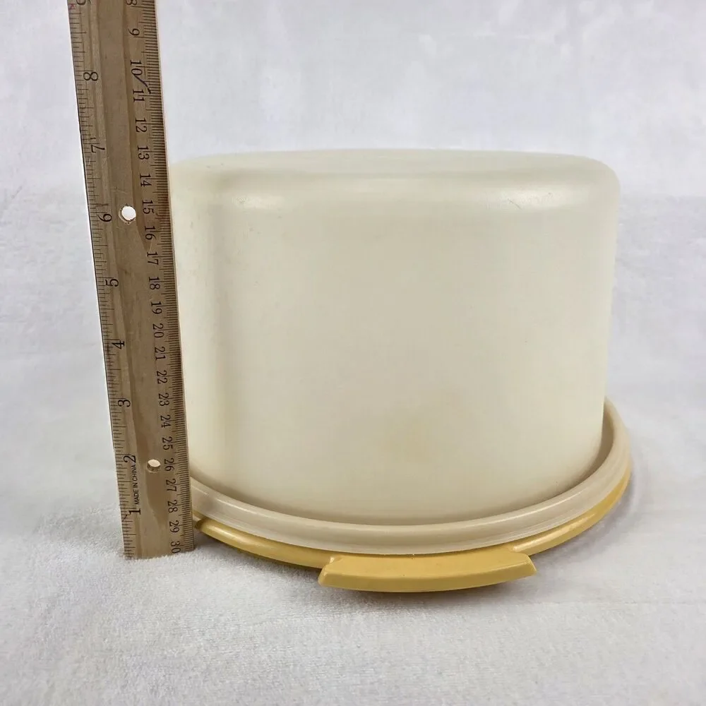 Tupperware durable cake