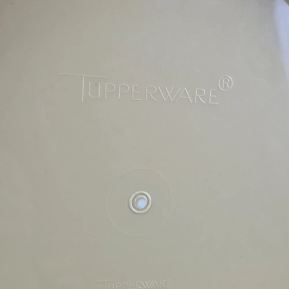 Tupperware durable cake