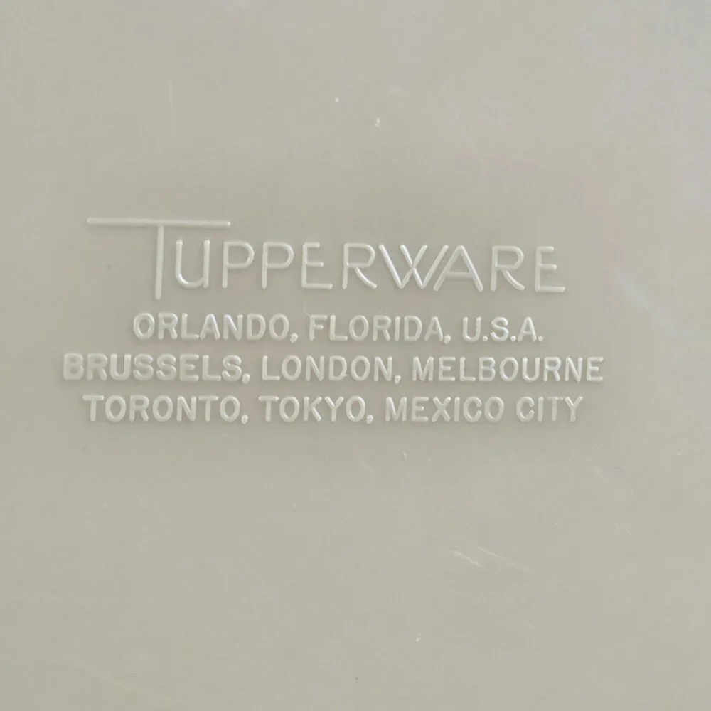 Tupperware durable cake
