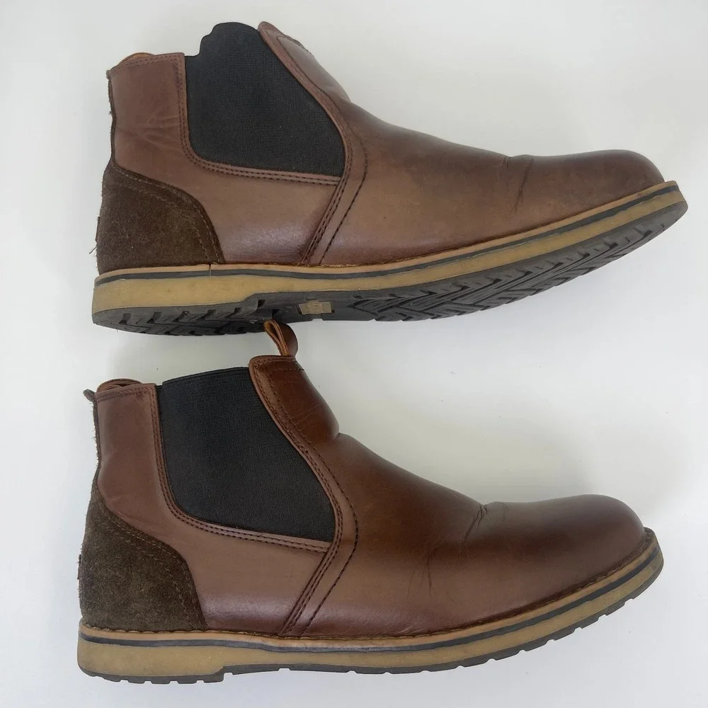 IZOD Lucas Pull-On Chelsea Boots Men's Size 10M Brown Memory Foam Chukka Comfort