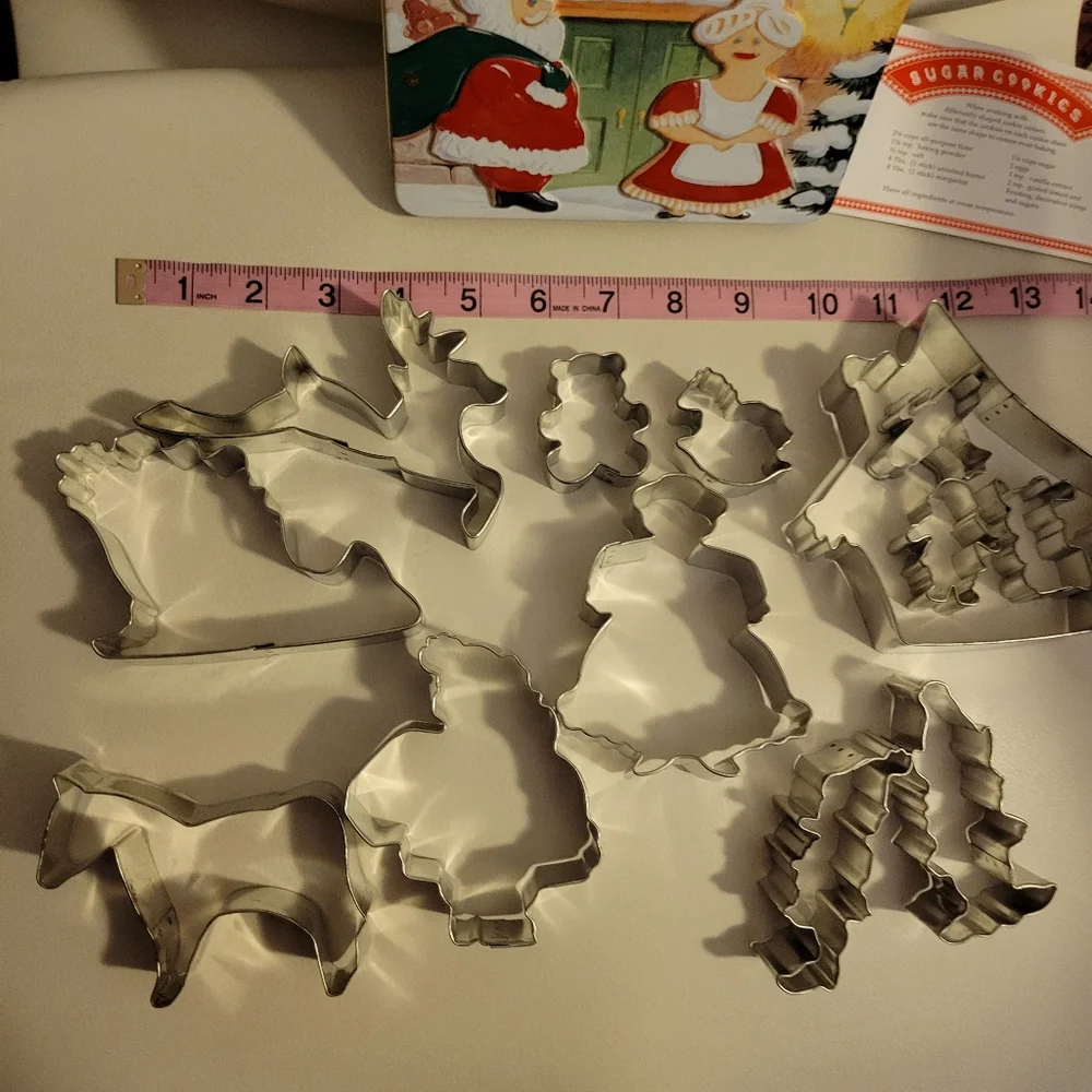 Williams Sonoma Santa's Cookie Workhsop Tin Cookie Cutter Set ~ Cute ~ Like New