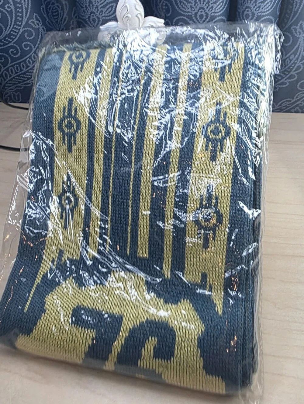 Fallout Crate LootWear Knit Scarf Vault 76 Blue/Yellow Fringe Brand New Sealed