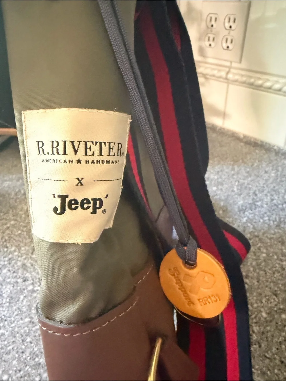 R. Riveter men messenger