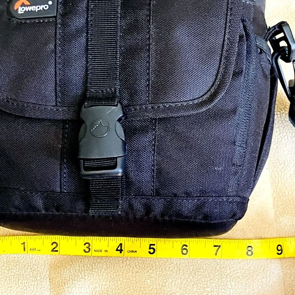 Lowepro Camera Case Adventura 140 Ripstop 8 x 8 in Small Black Padded Strap