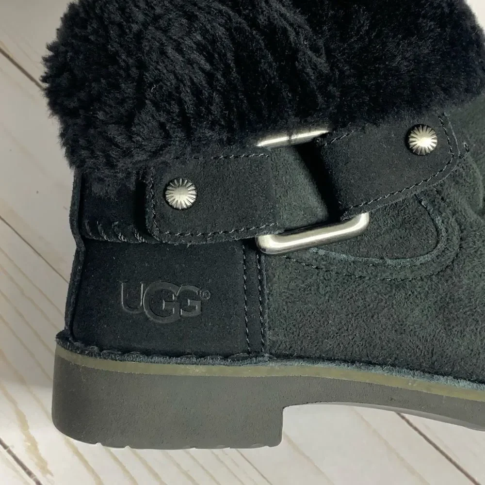UGG features light