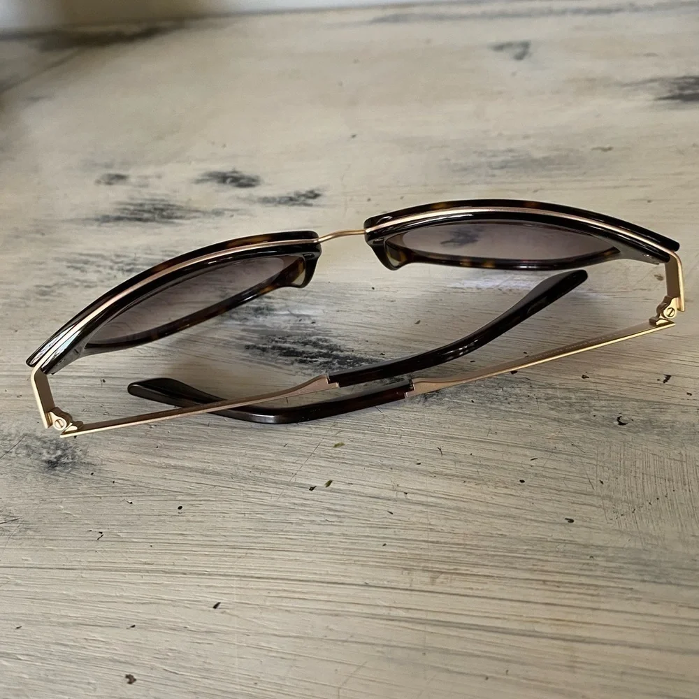 Tom Ford around friendly gold