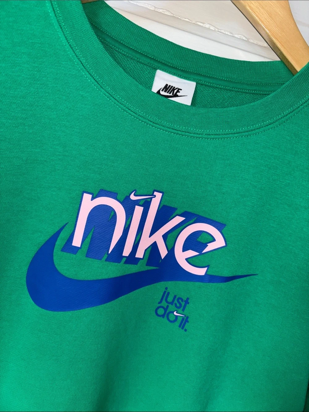 NIKE GRAPHIC PRINT LOGO CREWNECK SWEATSHIRT