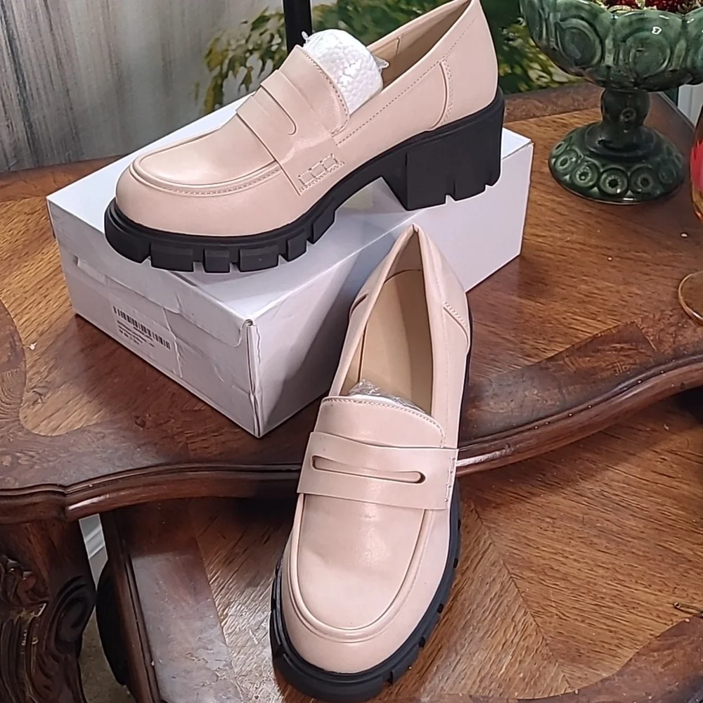 New in box! Womens 9 Beige platform loafers chunky heel slip on casual shoes