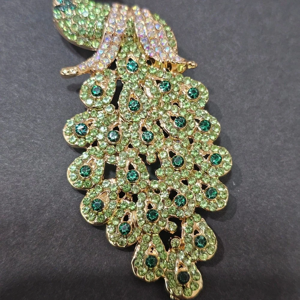 N/A peacock brooch