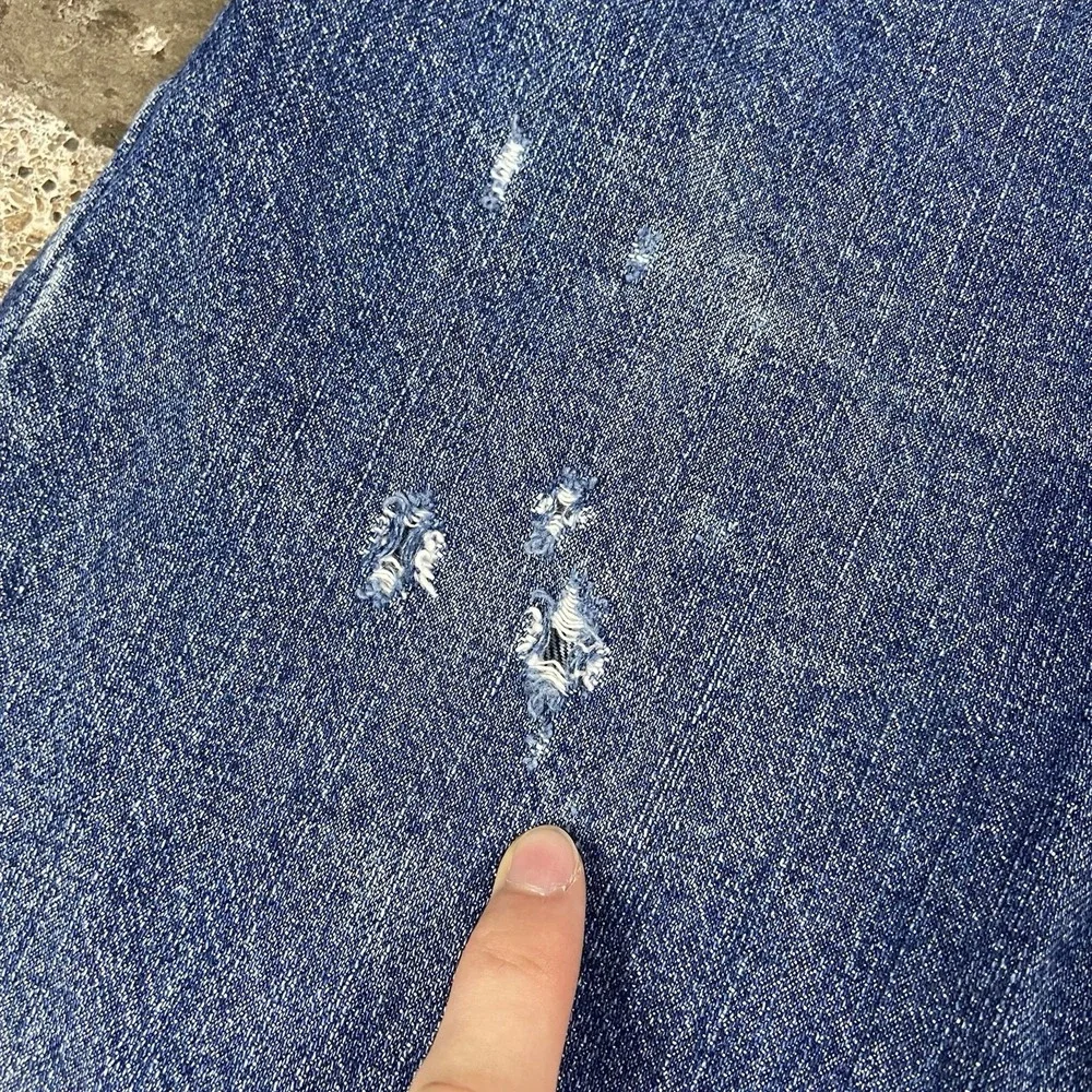 Levis holes see