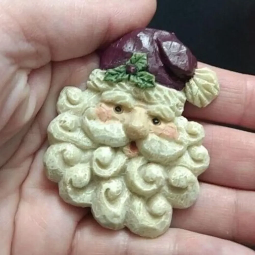 Vintage old fashioned looking Santa brooch