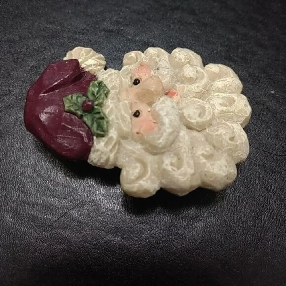 Vintage old fashioned looking Santa brooch