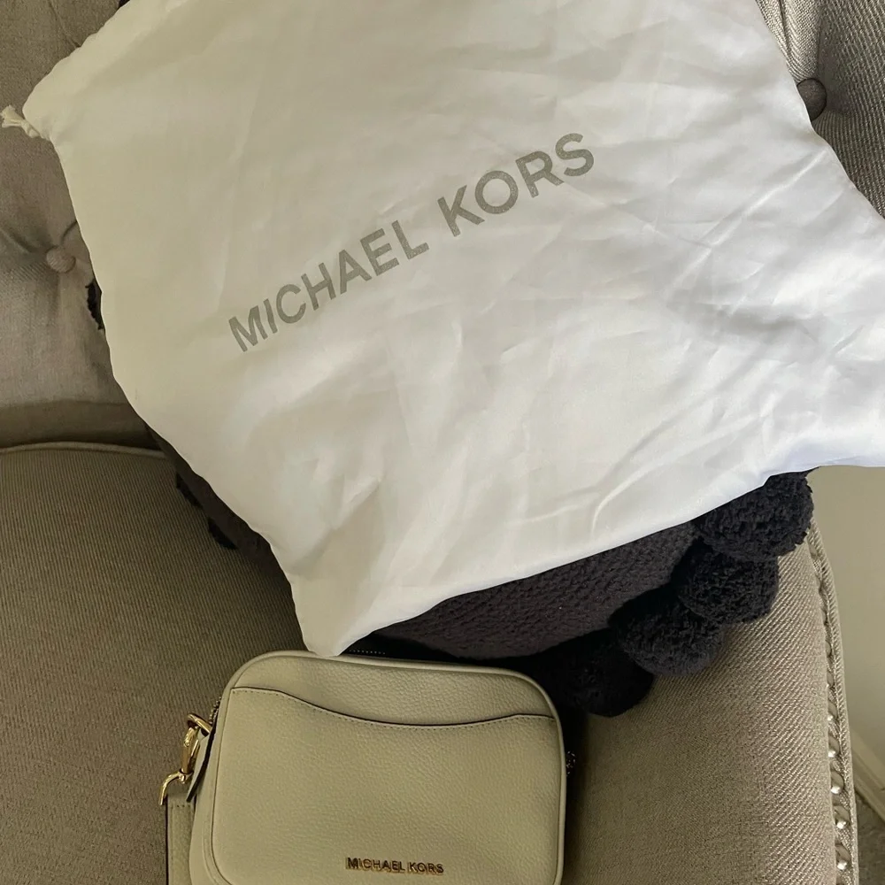 Michael Kors compact pebbled