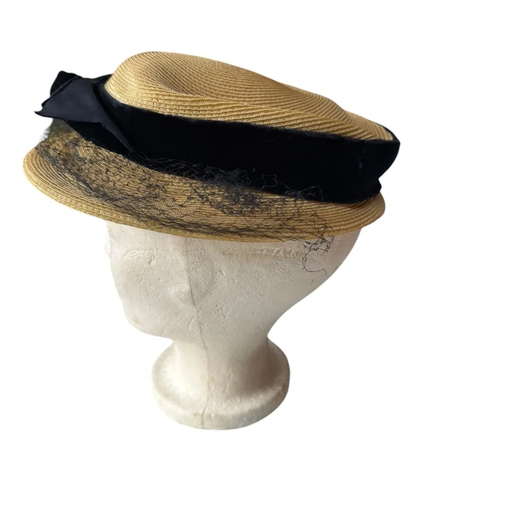 1940s Straw Hat w/Velvet Ribbon & Netting‎