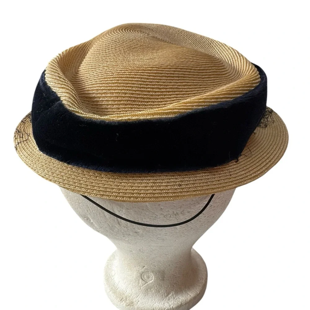 1940s Straw Hat w/Velvet Ribbon & Netting‎