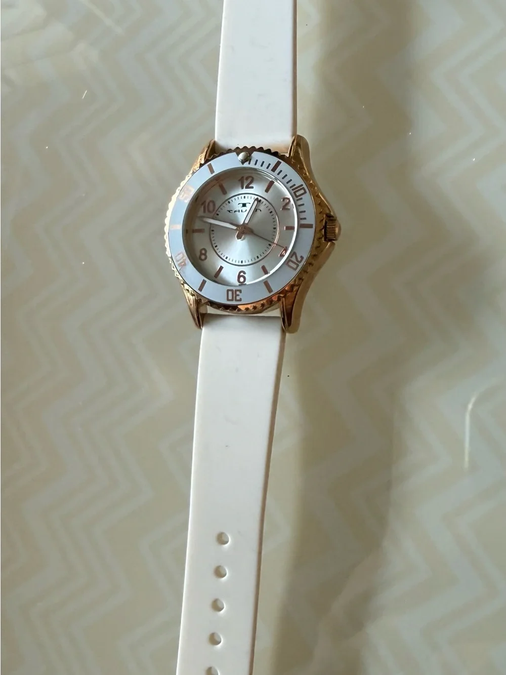 Tavan stylish white