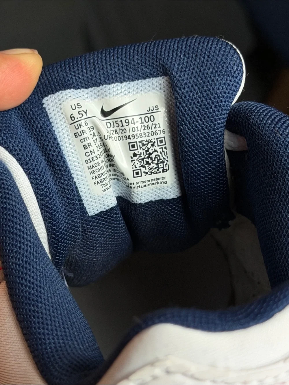 Nike detail closure collar