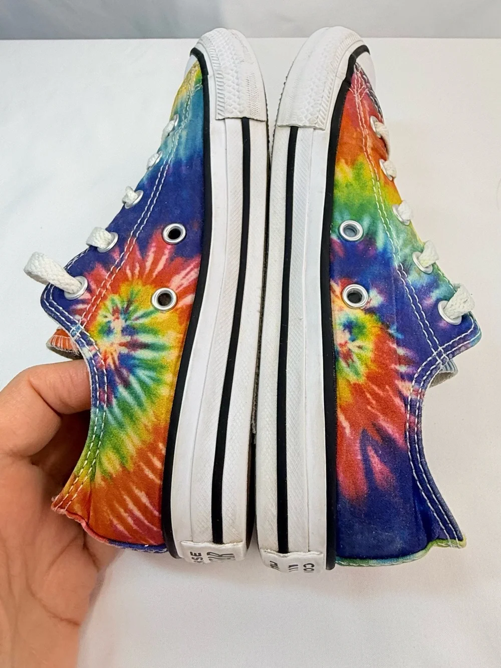 Converse colorful tie