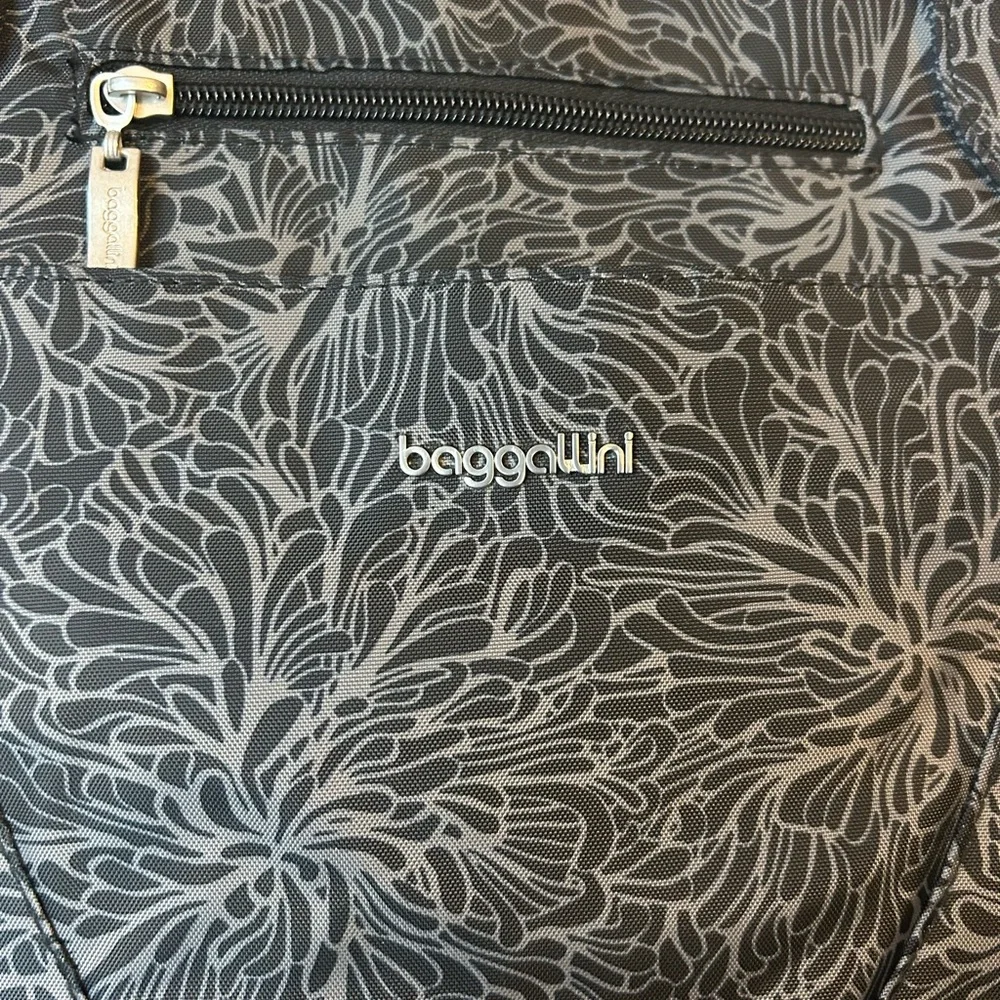 Baggallini nwt avenue tote