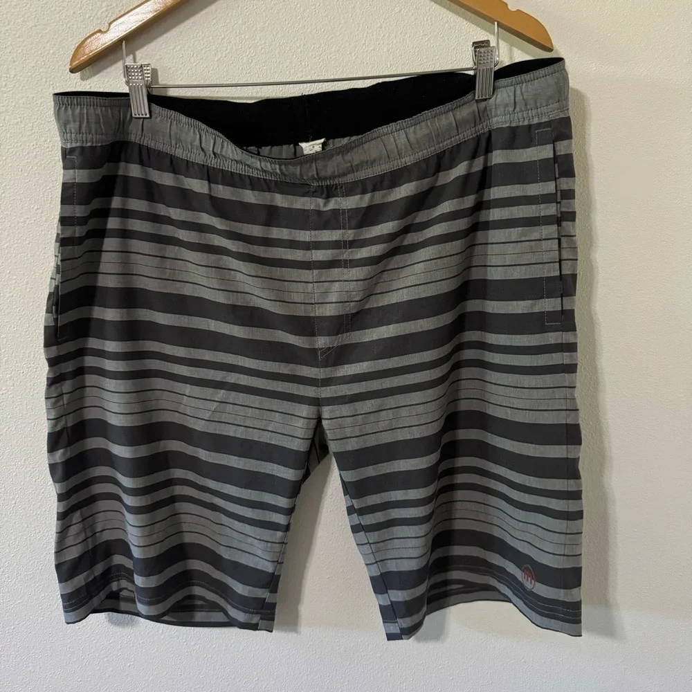 Travis Mathew Gray Stripes Boardshorts Coastal Beach-Large
