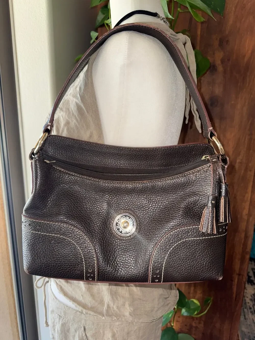 Vintage brown pebbles leather Dooney and Bourke Y2K handbag Good condition