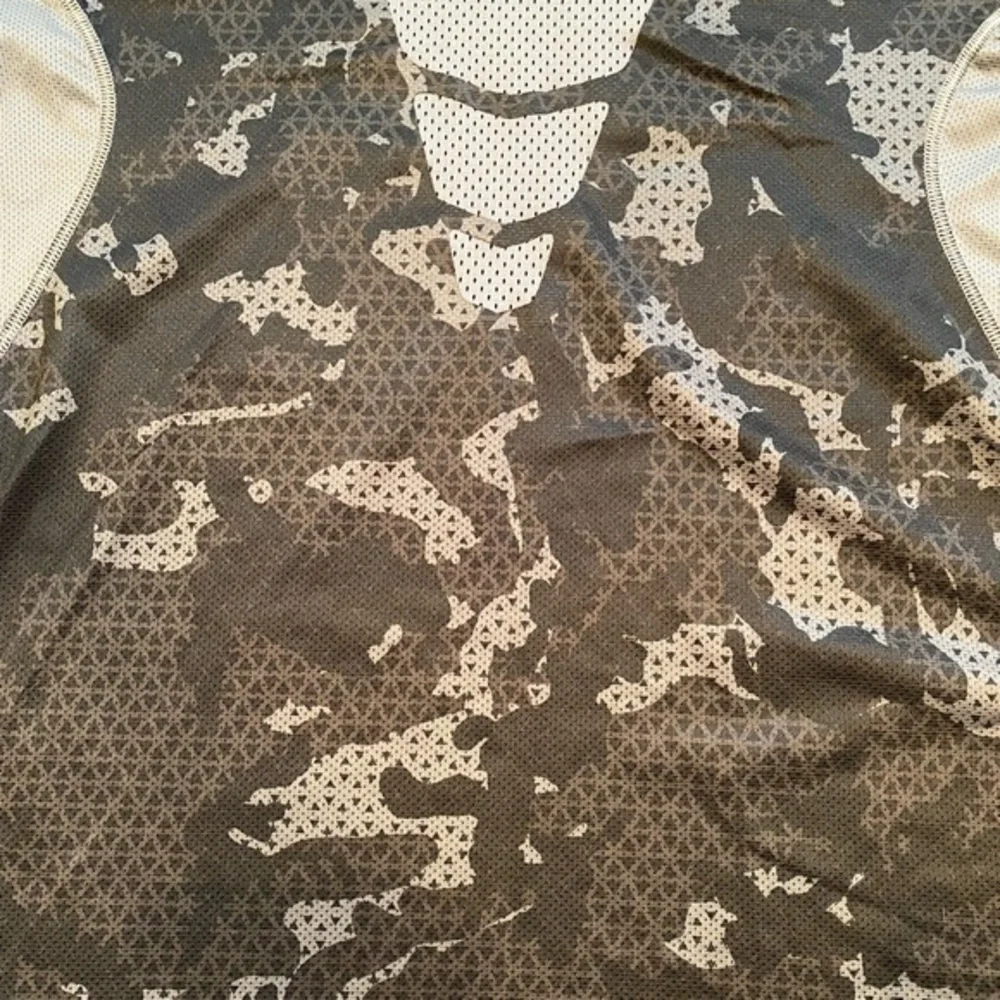 Nike Pro Combat Dri Fit Fitted Boy’s XL Black/Gray Camo‎ Print Athletic Shirt