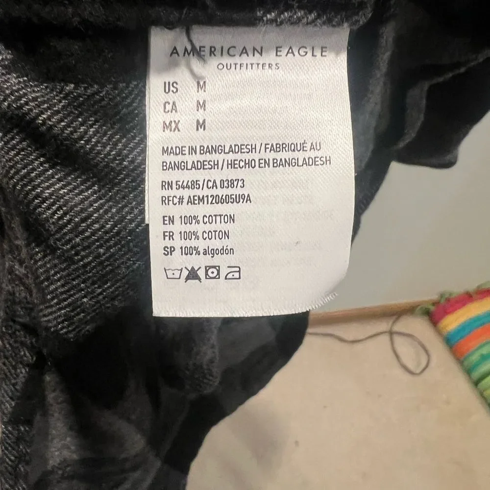American Eagle Charcoal grey and Black plaid‎ flannel men’s medium Shirt