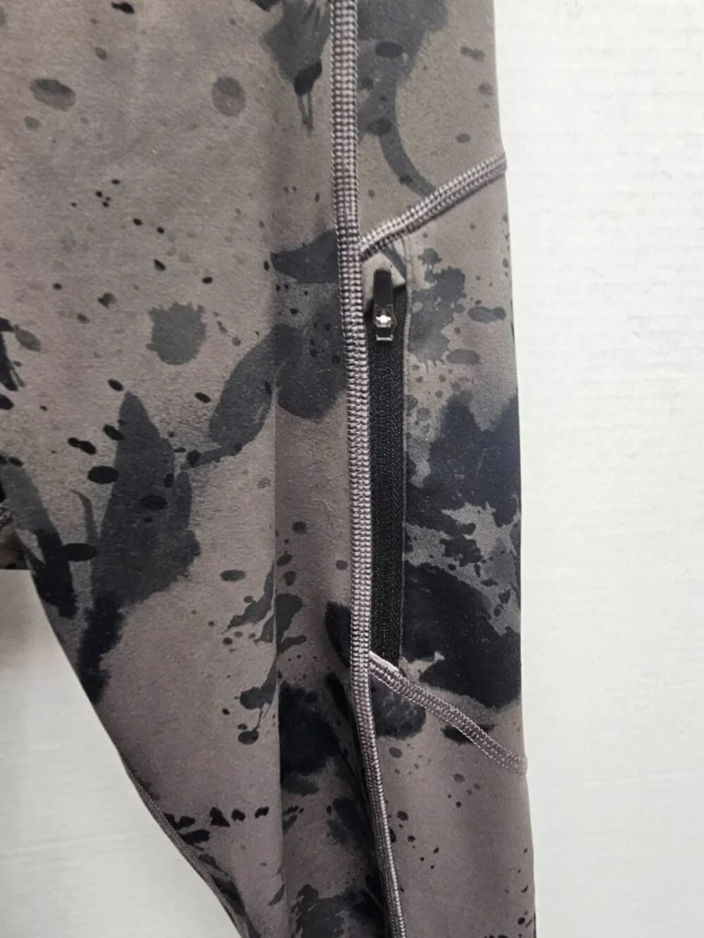 Womens Athleta Gray Black Floral Camouflage Zipper Pockets Rainier Reflective S