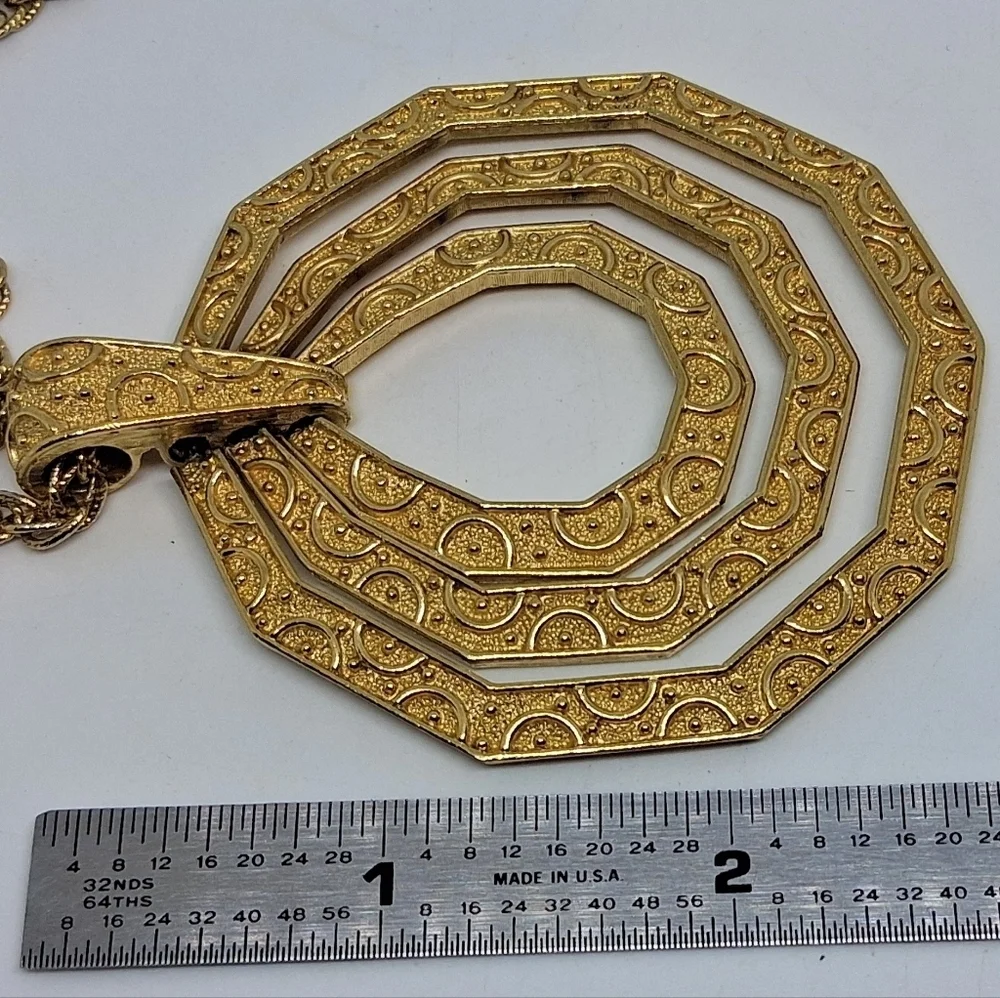Crown Trifari necklace shows