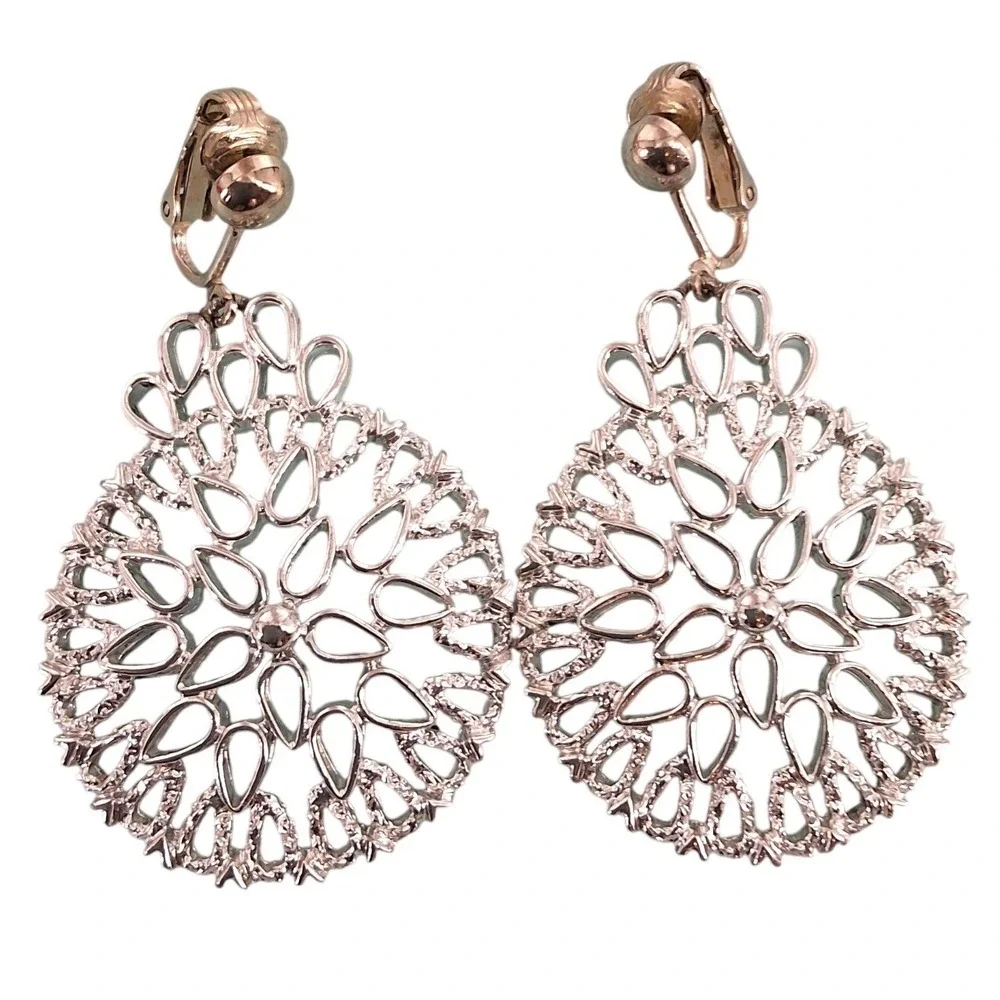 Sarah Coventry Silvertone Filigree‎ Medallion Dangle Clip-On Earrings 2.5