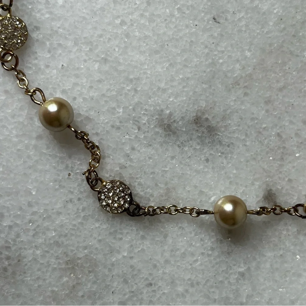 Elegant Gold and Pearl Necklace