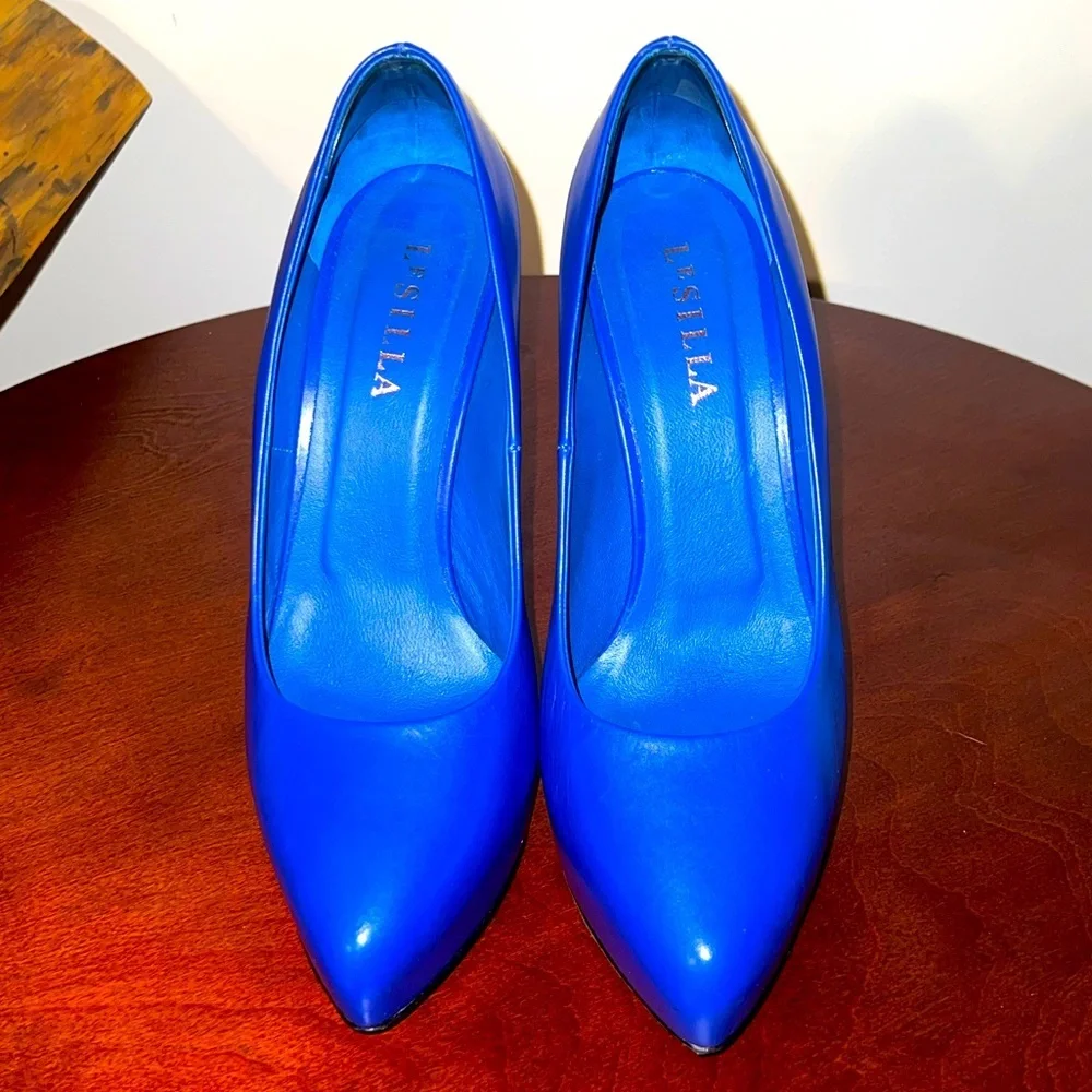 Le SILLA. Royal blue pump, soft leather. Size IT39/ US8, spike heel.