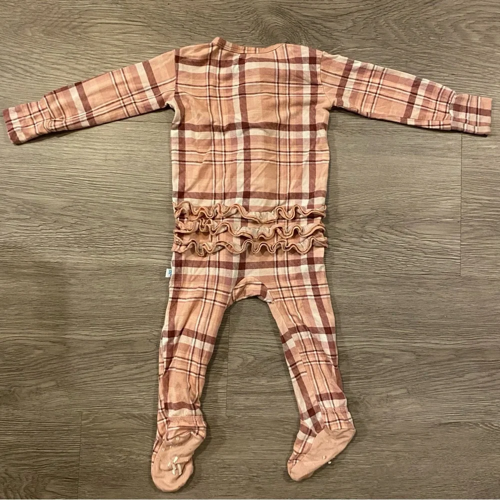 Posh Peanut wear feet