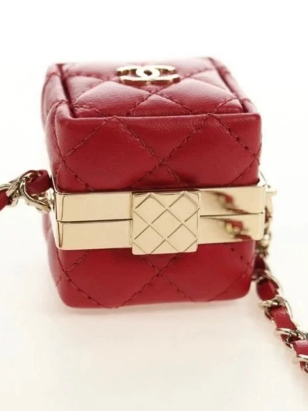 CHANEL brand	chanel color	red