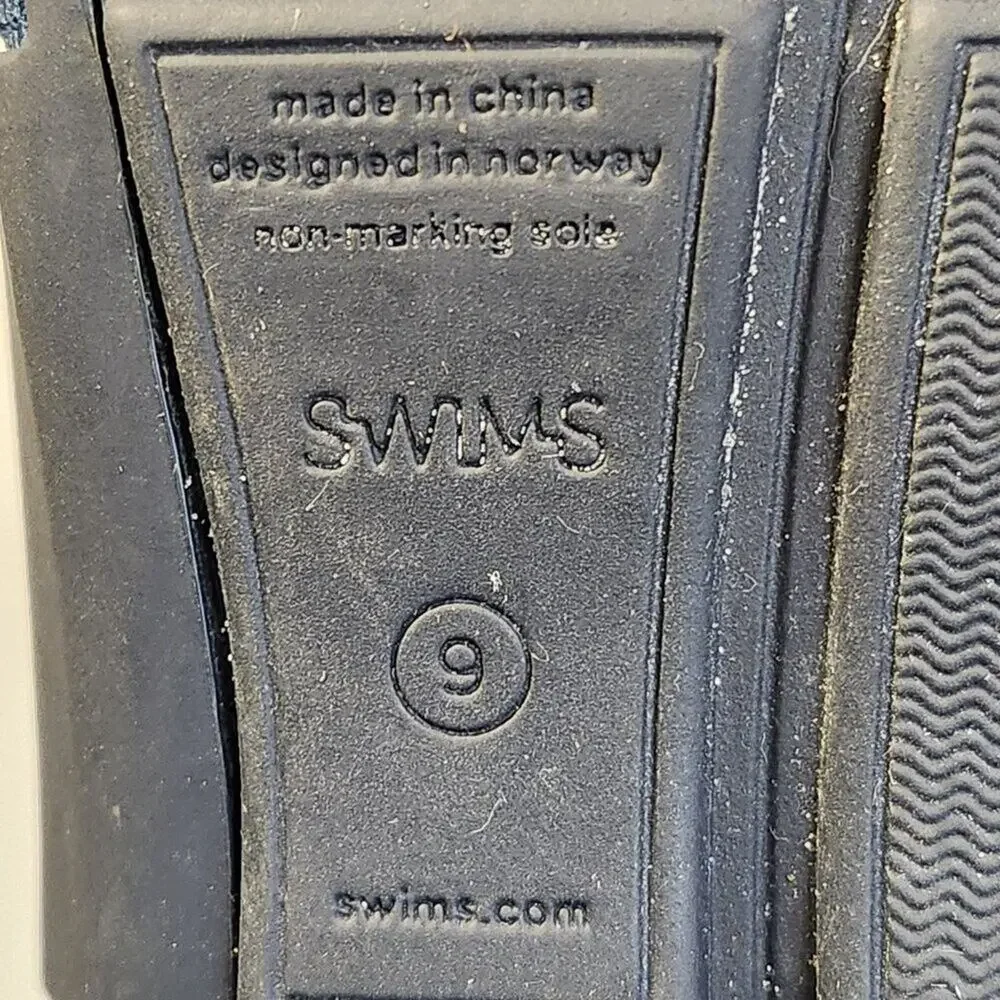 Swims men boat