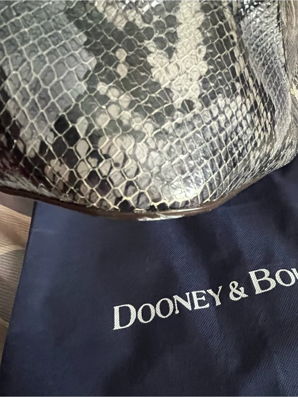 Dooney & Bourke handles corner