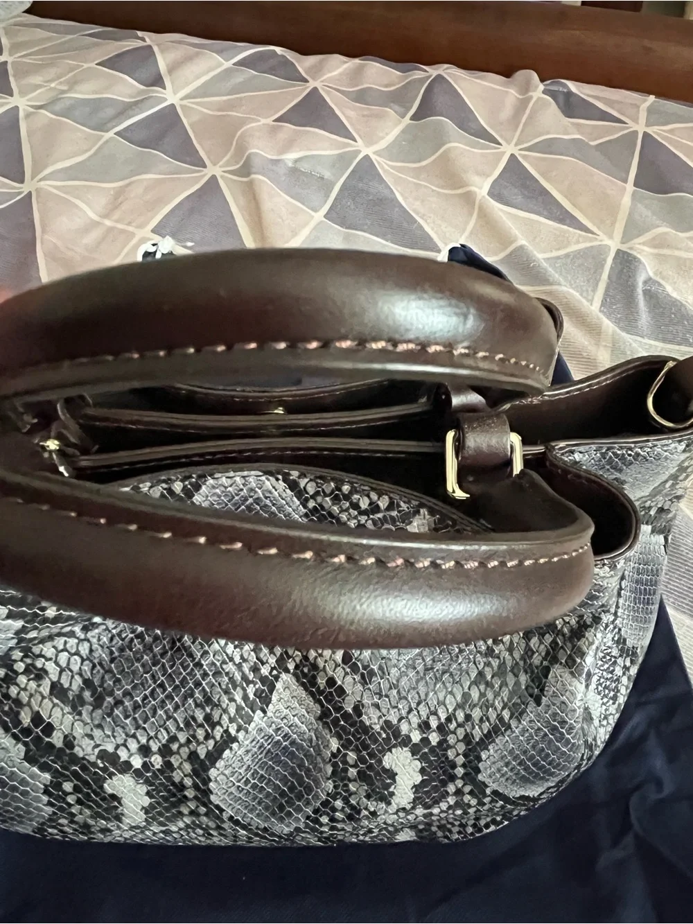 Dooney & Bourke pockets logo
