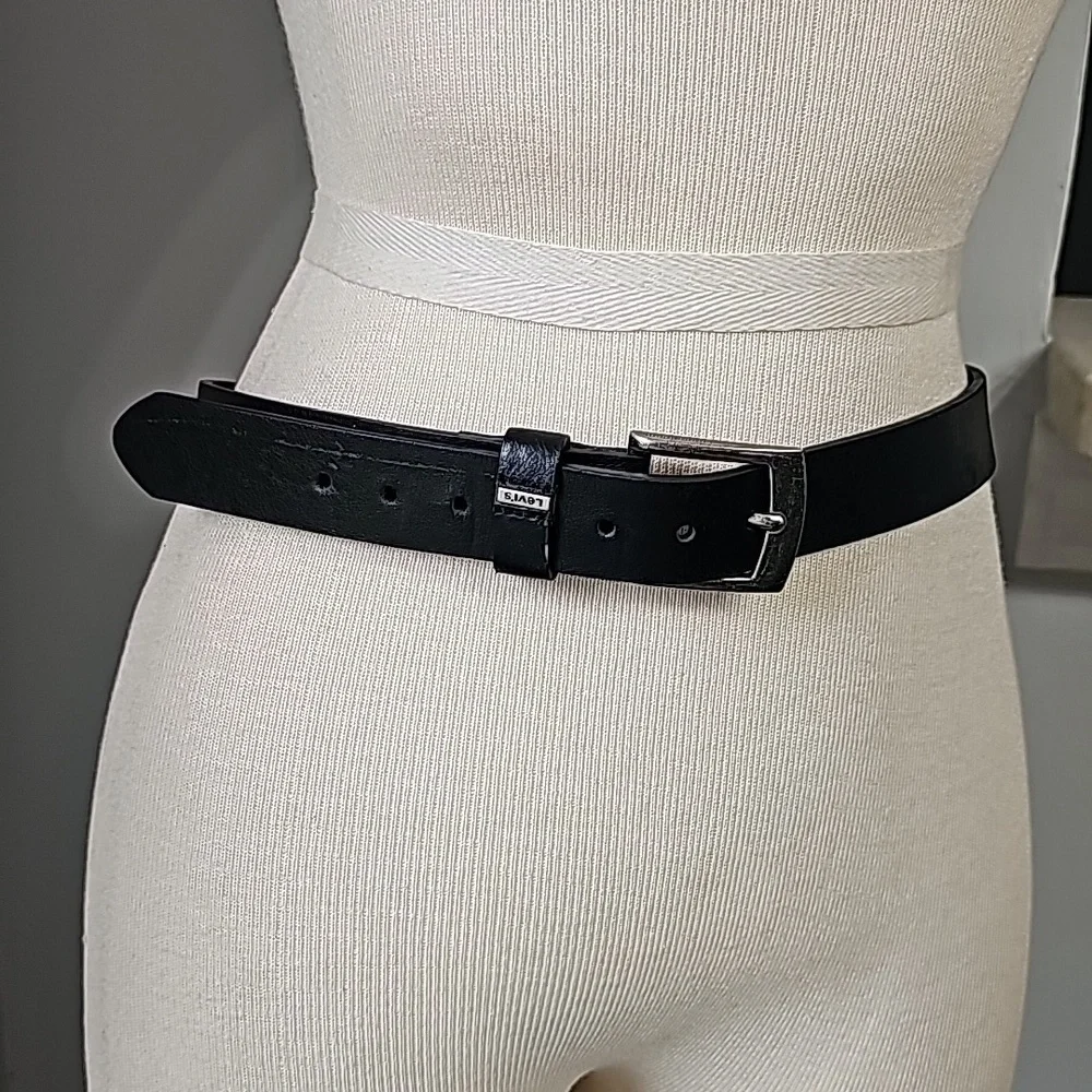 Levi's black with silver buckle large‎ belt. 31-32.