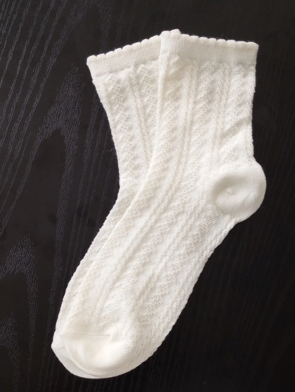 Creamy White Cable Knit Scallop Cuff Ankle Socks