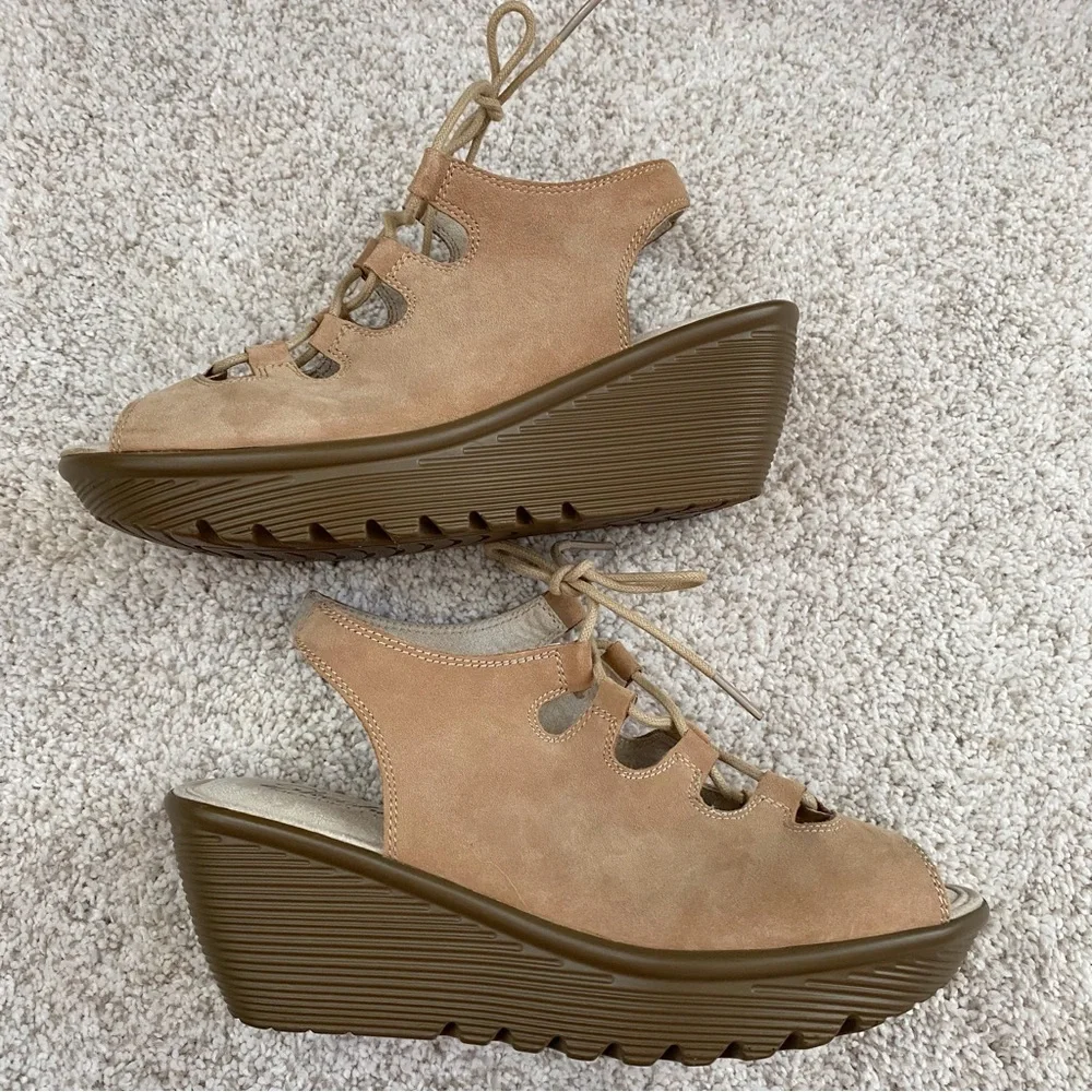 Skechers lace up