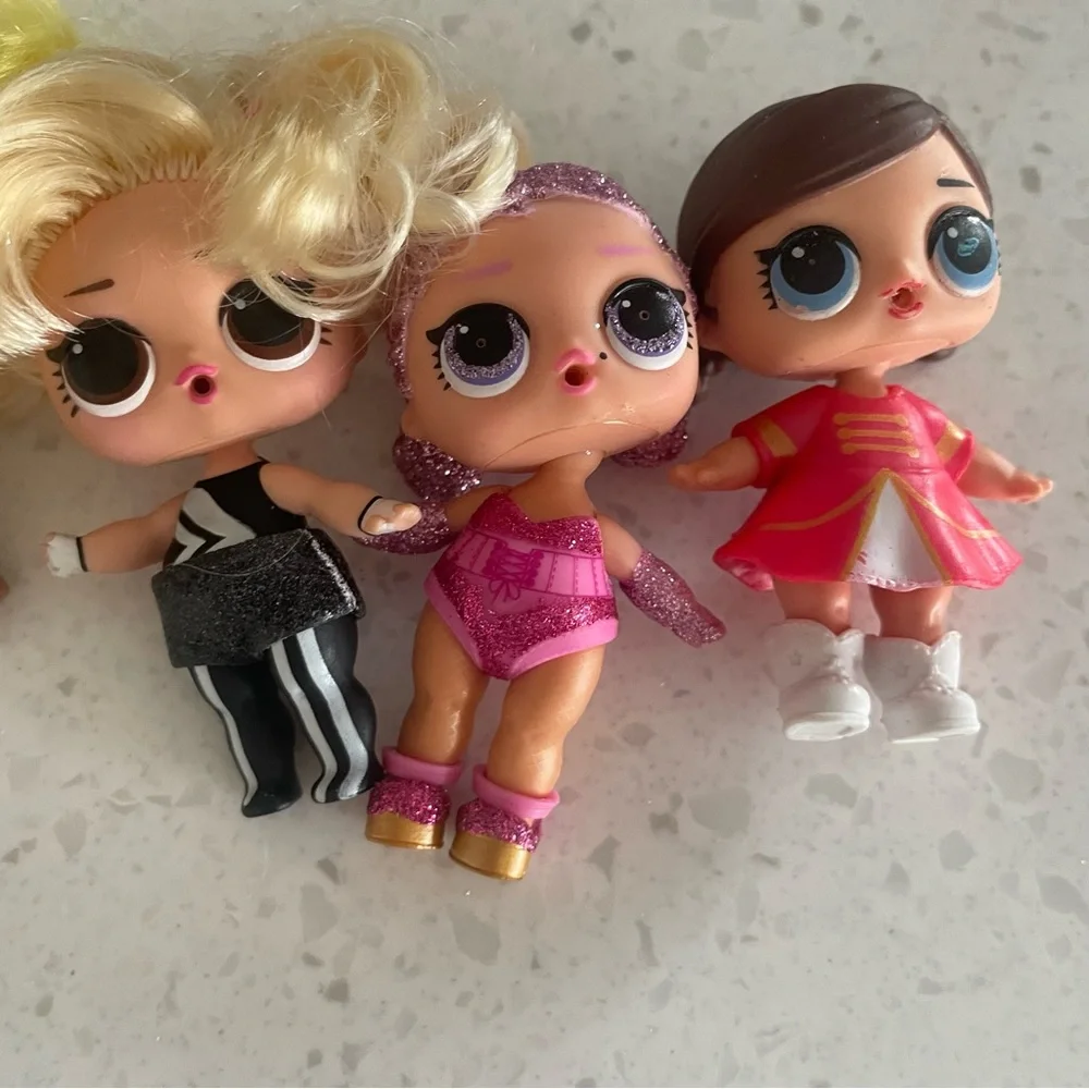 L.O.L. Surprise! Fashionable Doll Set with Yellow and Pink Highlights Set of 7